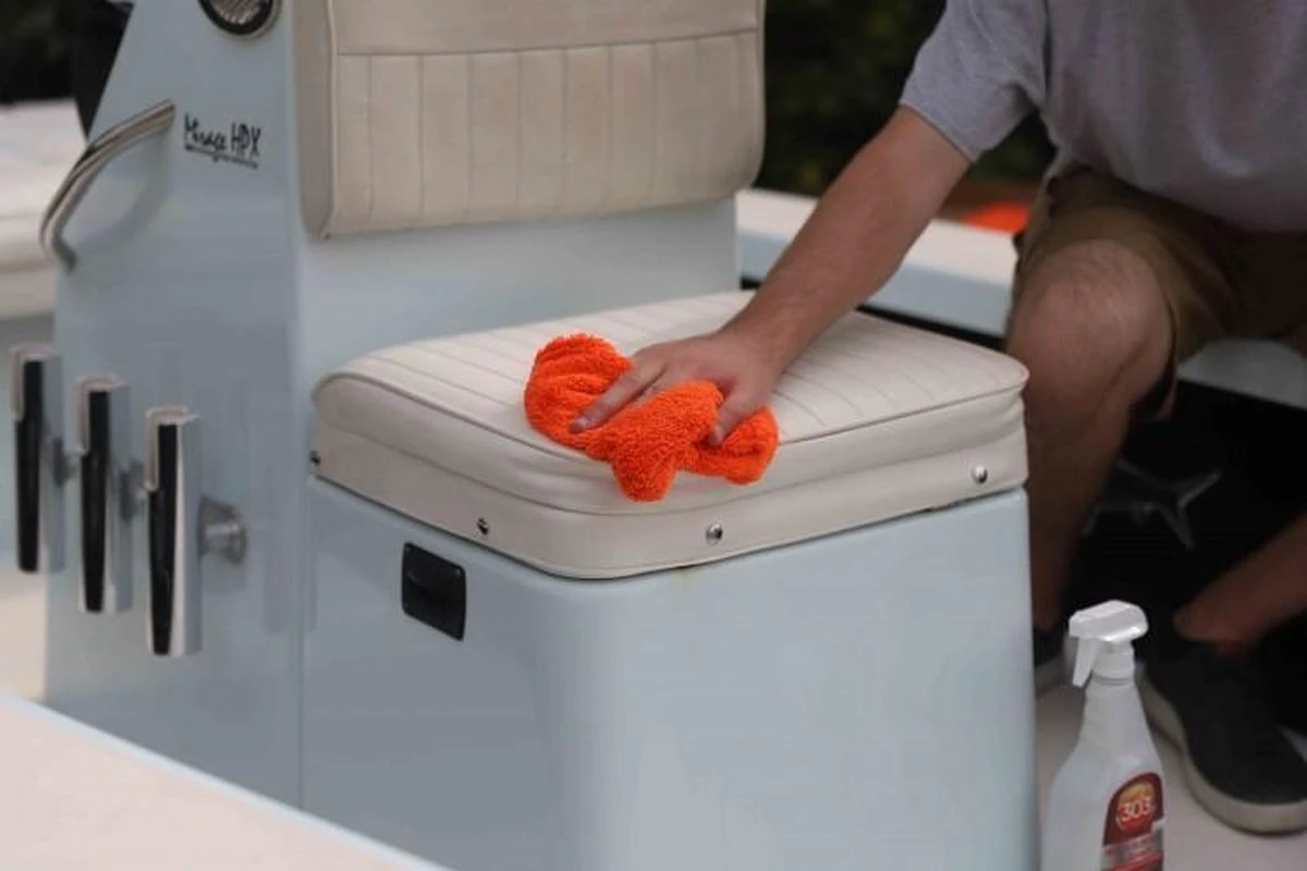 303® Multi-Surface Cleaner - 946 Ml | Veilig Voor Alle Soorten Bekleding En Vinyl. Vlekken Verdwijnen Binnen Enkele Minuten En Verkleurde Oppervlakken Komen Weer Tot Leven. - Afbeelding 3